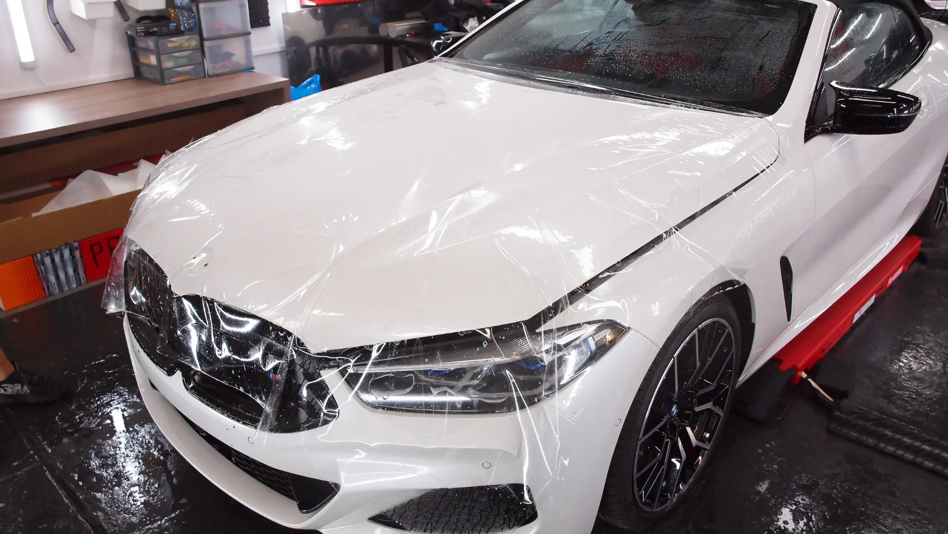 Białe BMW M850I - oklejanie folią