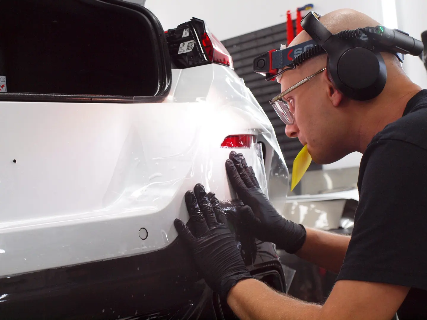 Białe BMW M850I - wykonywanie detailingu