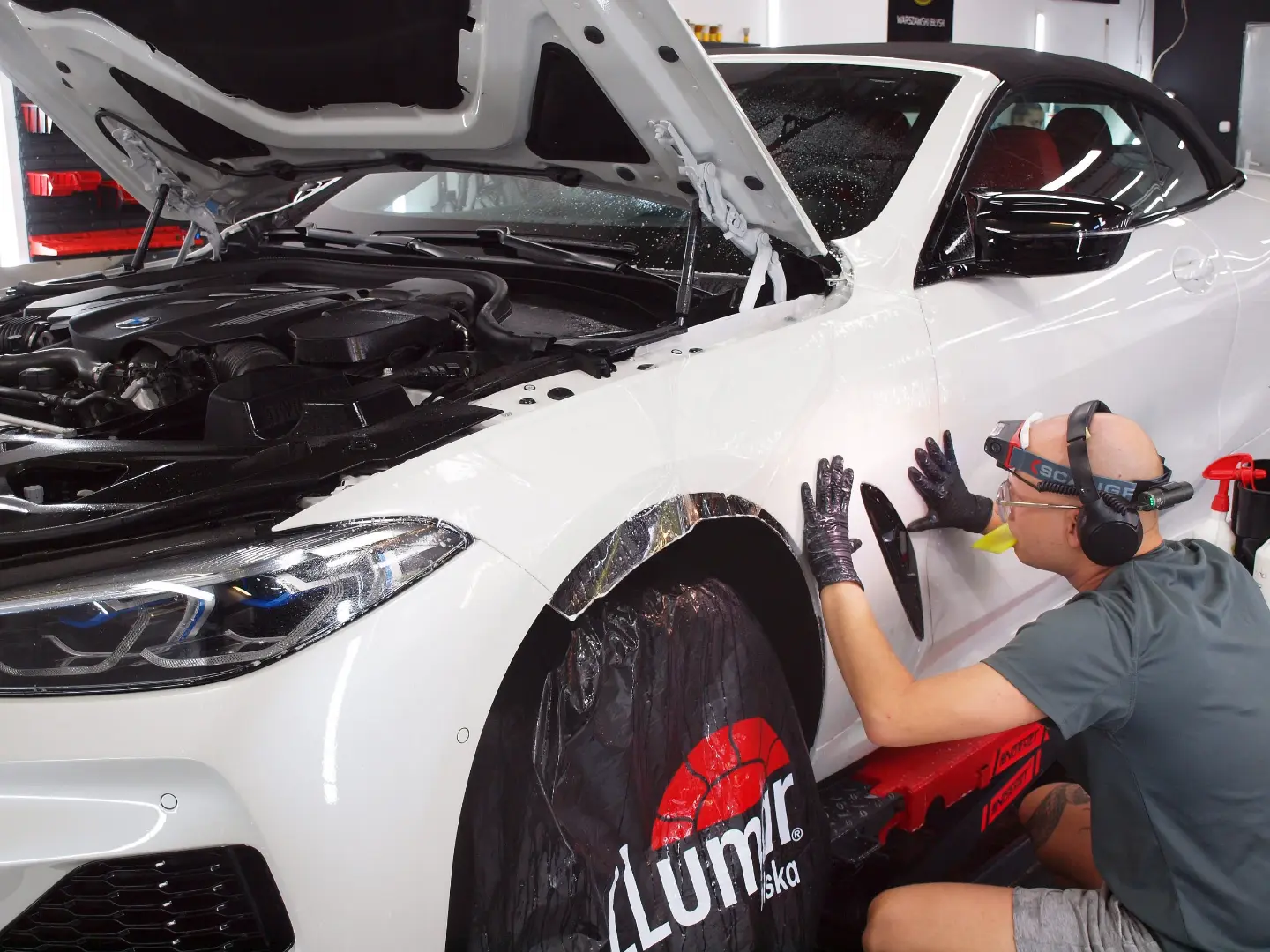 Białe BMW M850I w studiu detailingowym