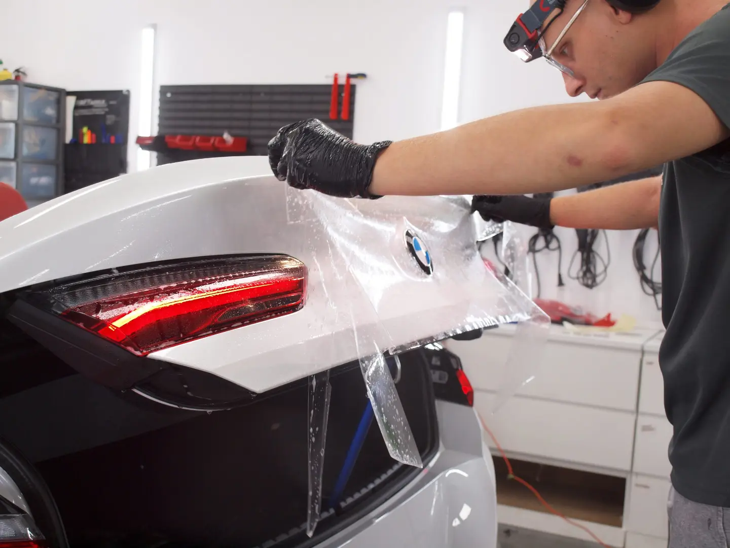 Białe BMW M850I w trakcie detailingu