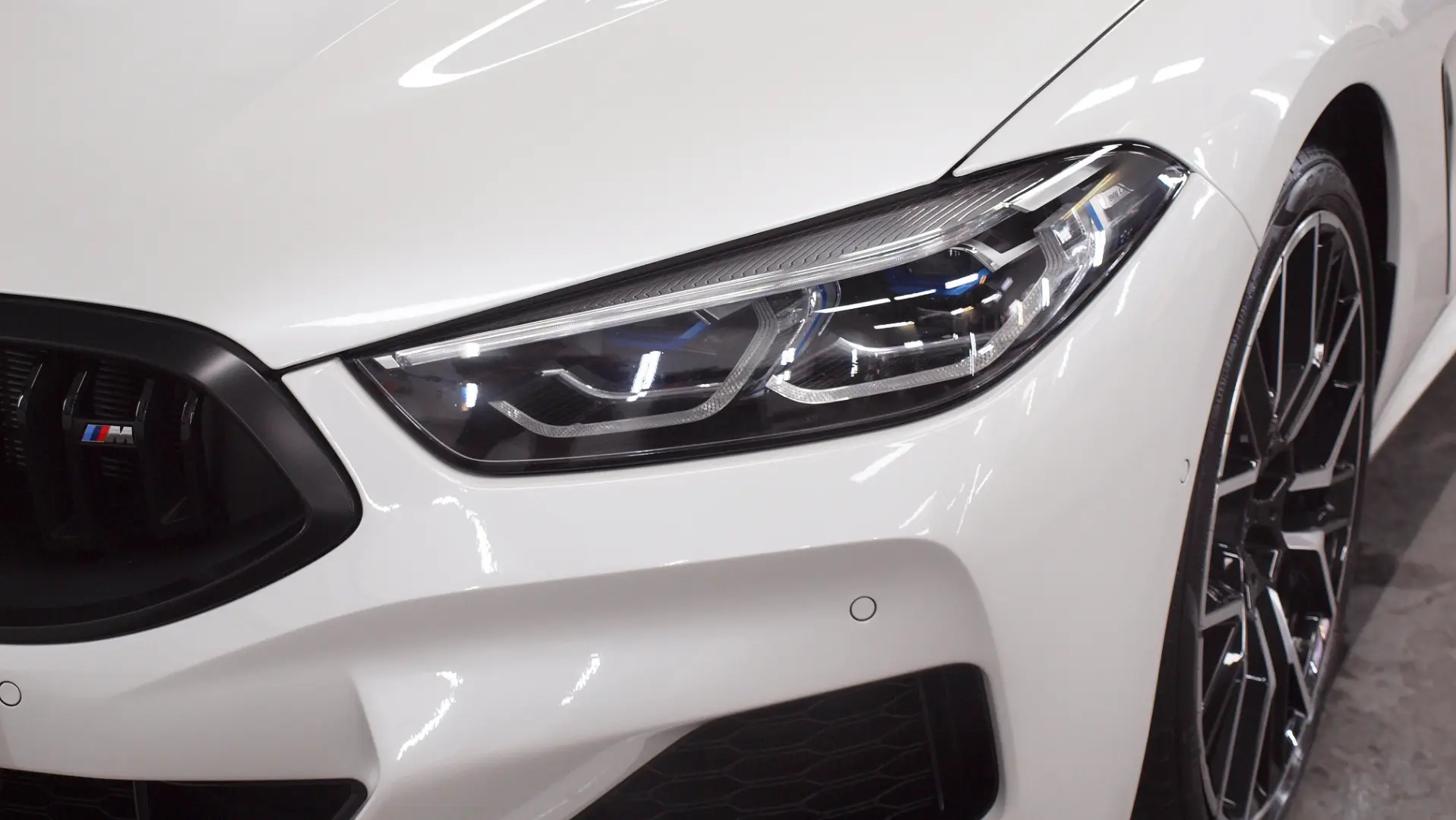 Białe BMW M850I - reflektor