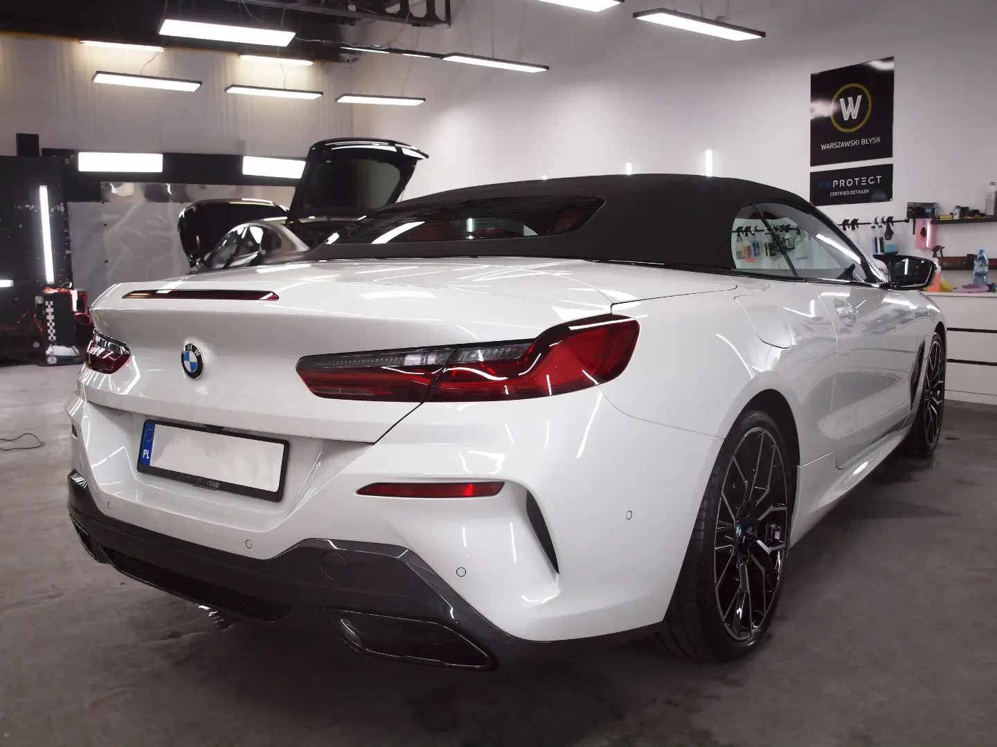 Białe BMW M850I - tył