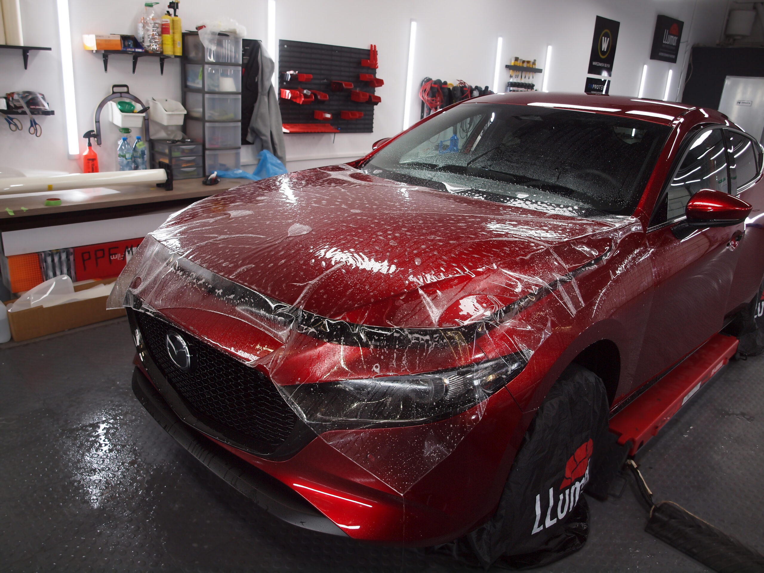W trakcie oklejania maski Mazda 3 folią PPF