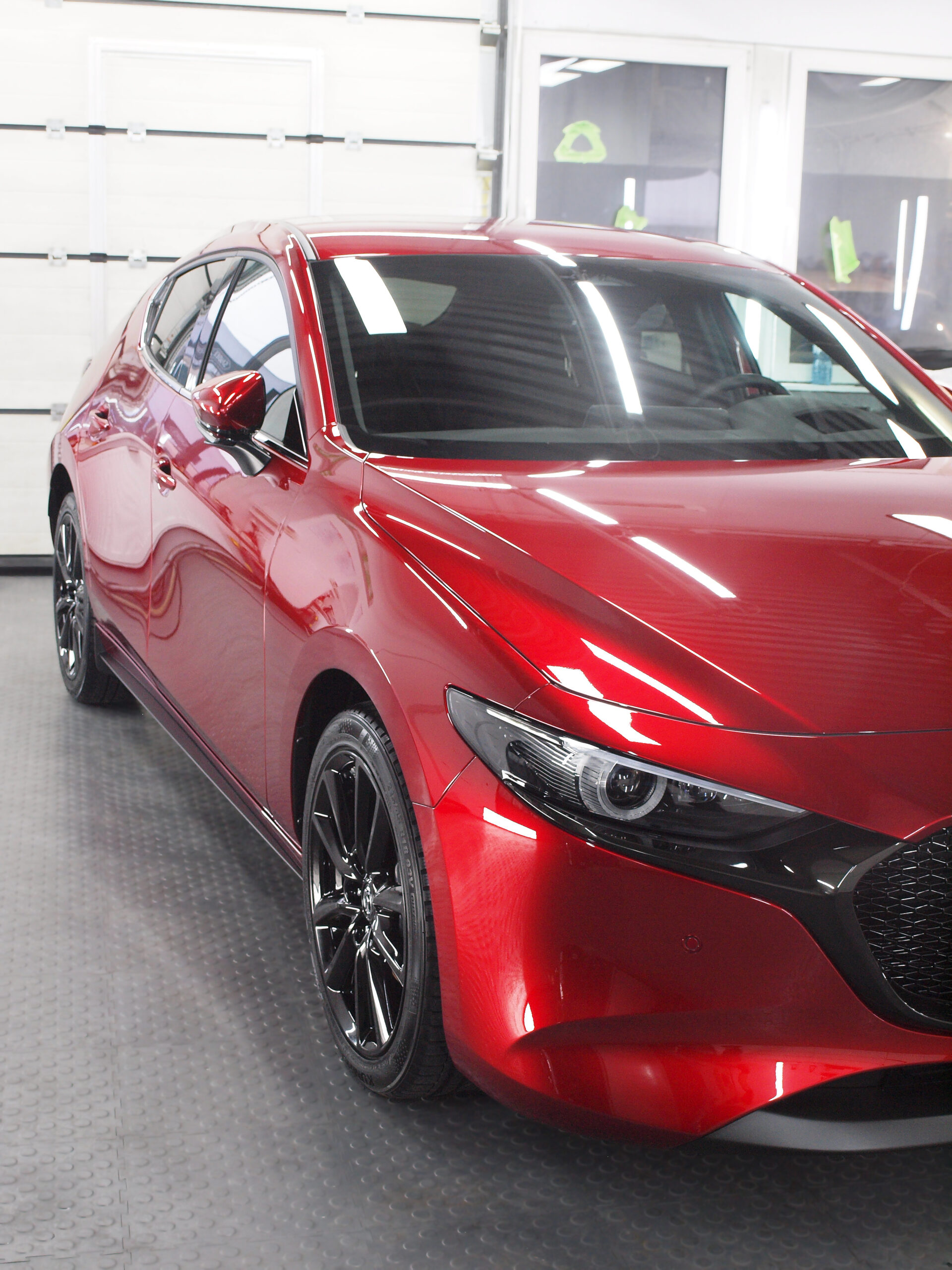 Mazda 3 oklejona folią PPF - rzut bokiem