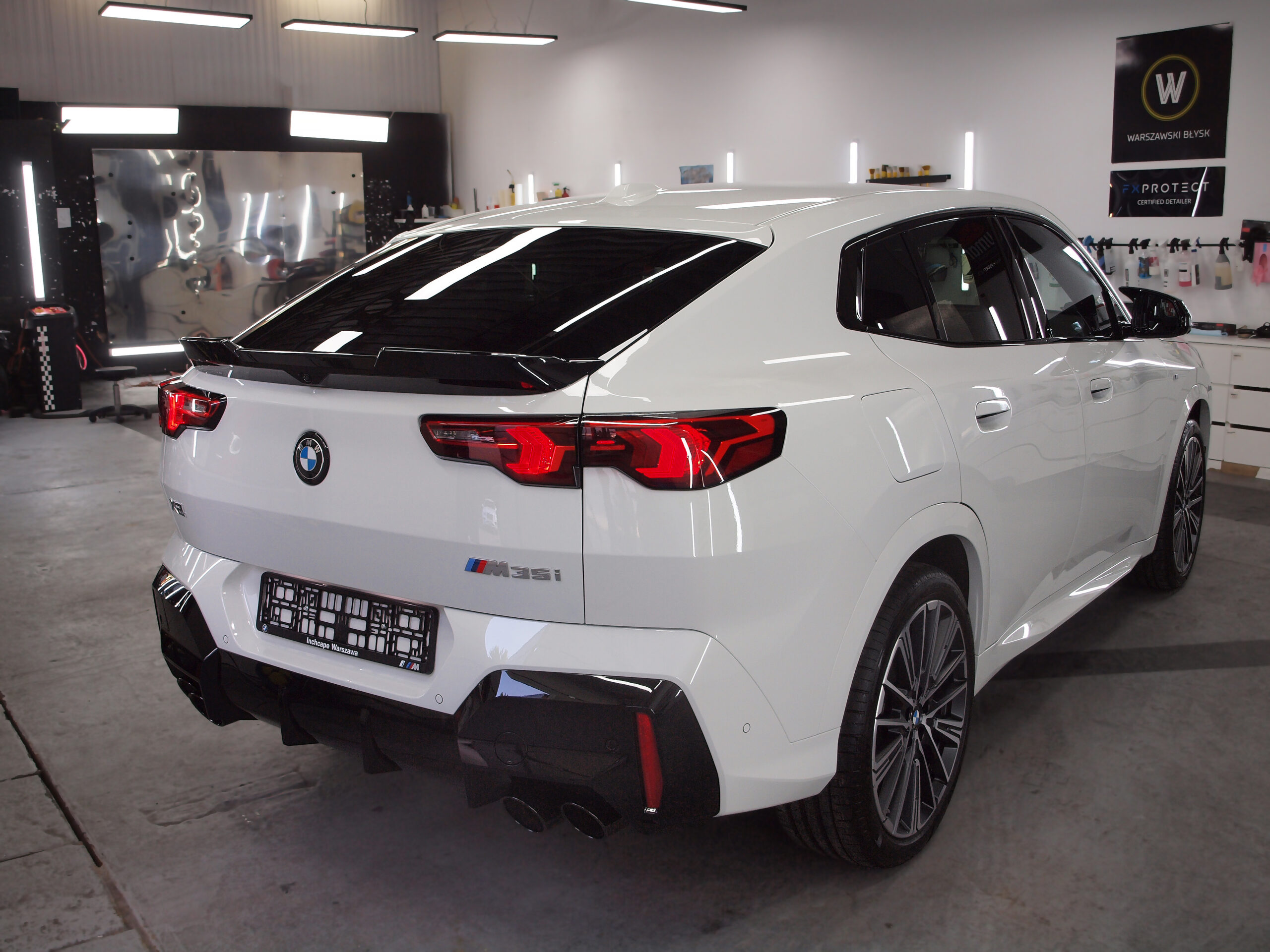 Tył auta BMW X2 po oklejeniu folią i ceramice